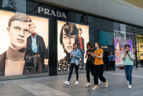 Kids on phones versus fashion store